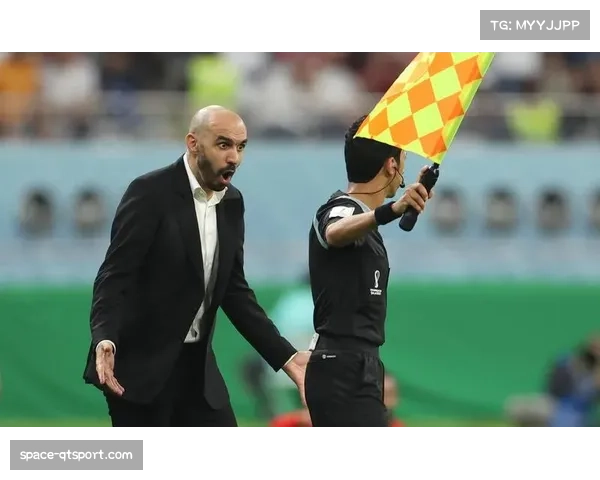 场边镜头：摩纳哥教练组因不满判罚与第四官员激烈交流